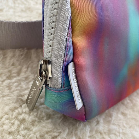 ❤️ Lululemon Everywhere Belt Bag in Prism Wash Print Multi/Vapor NWT - Picture 4 of 10